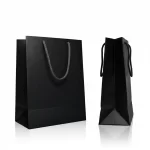 Perfil lateral de sacola personalizada de papel preta com dobra sanfona estilo kraft sacola.