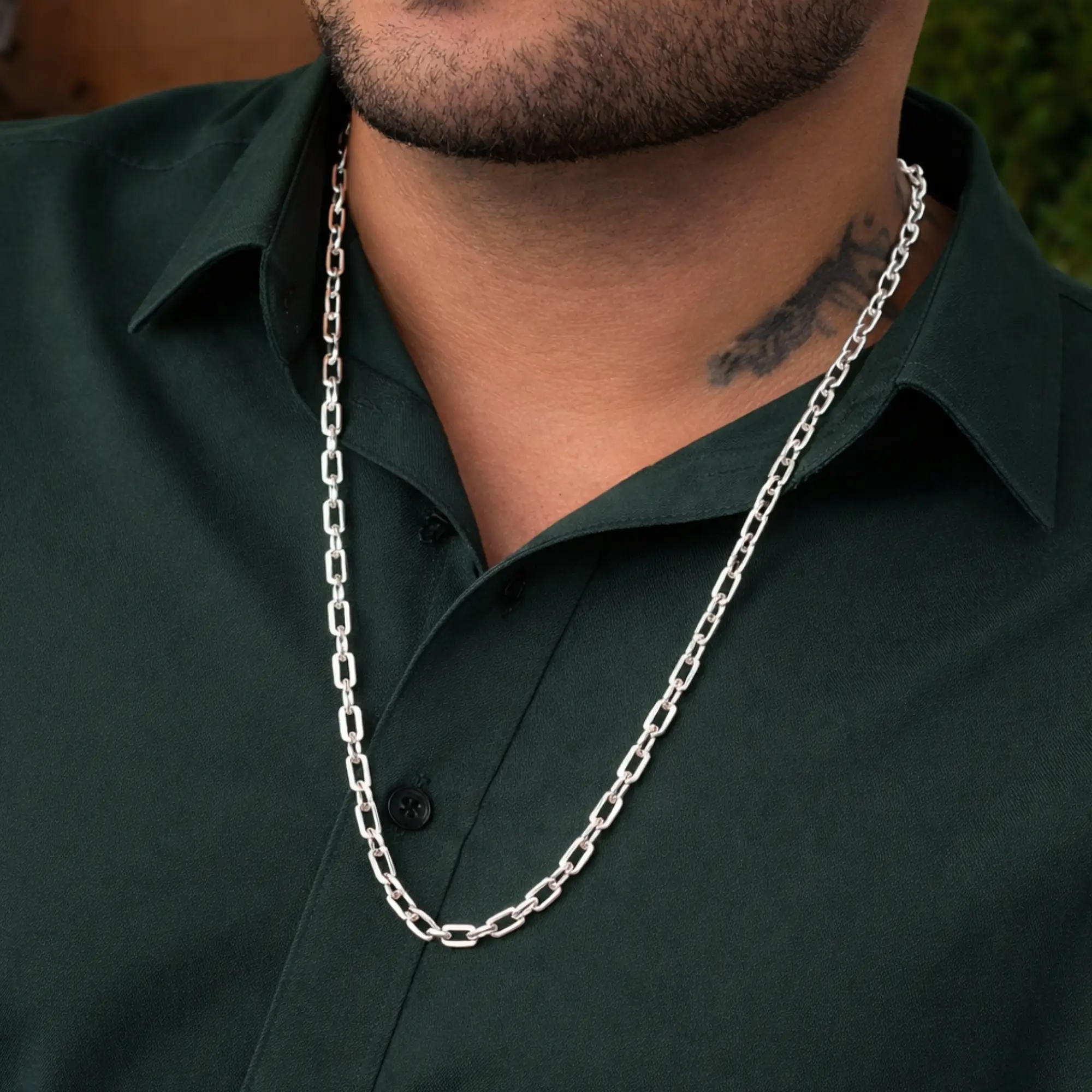 corrente prata 925 masculina cartier cadeado 5mm sendo usada no pescoço