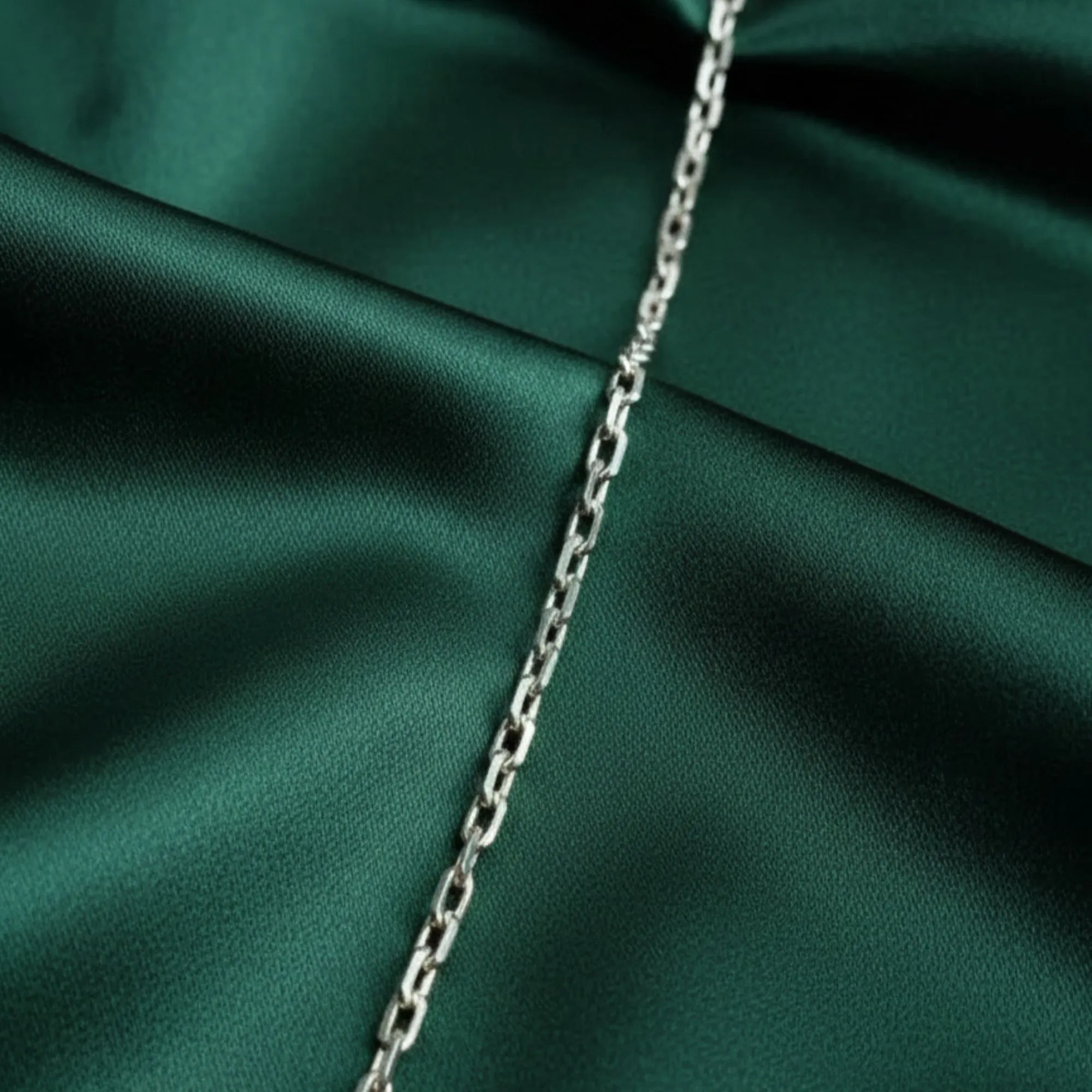Corrente Cartier cadeado fina em prata 925 masculina com acabamento premium e brilho intenso