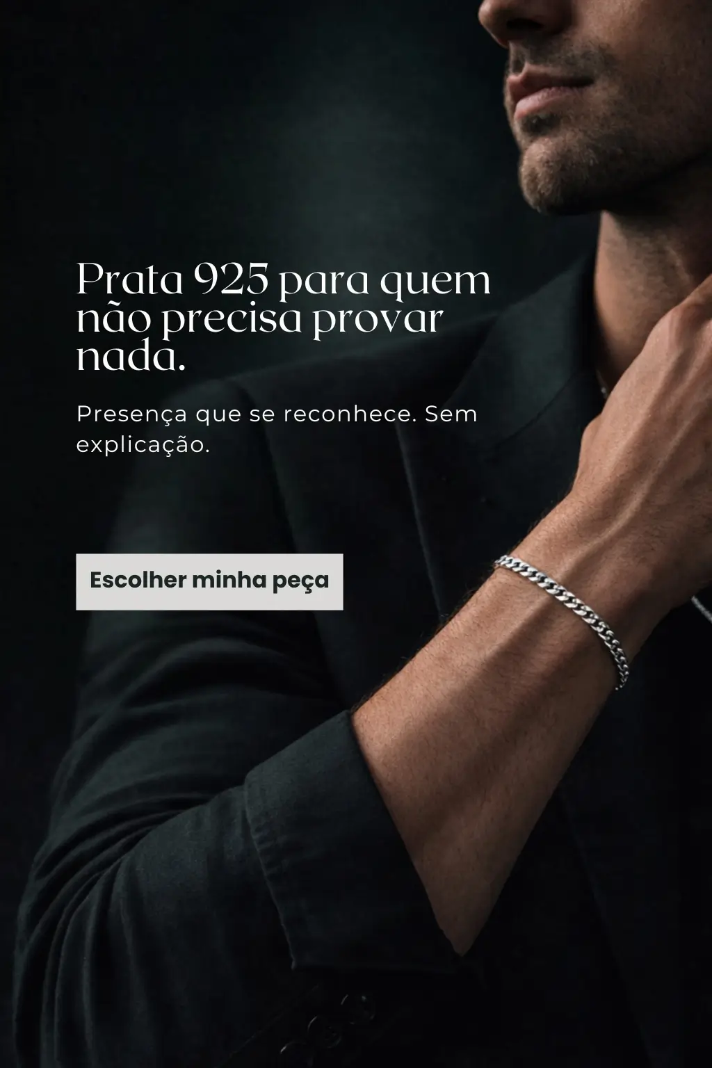 Conjunto masculino de corrente e pulseira grumet em prata 925 sendo usado por homem elegante