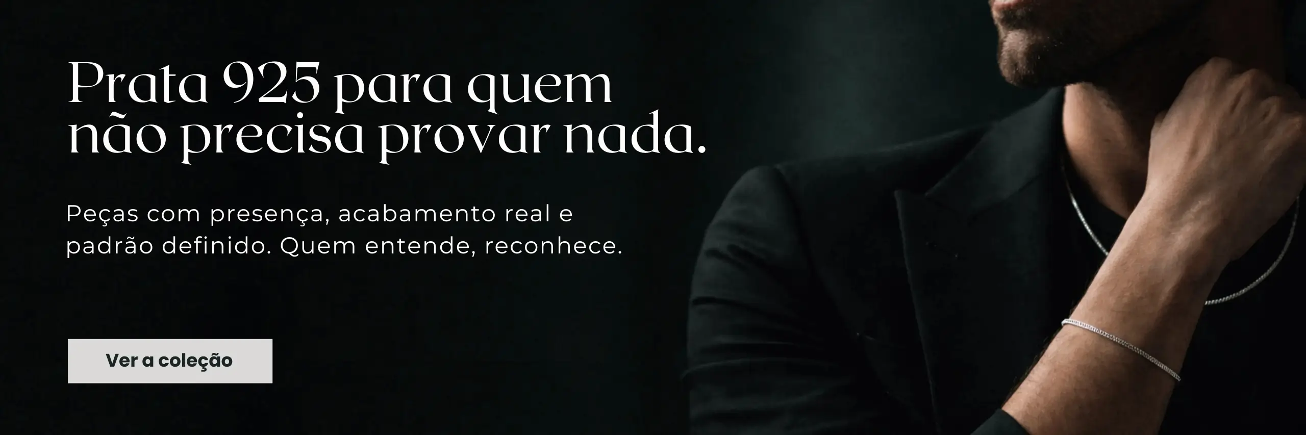 Conjunto masculino de corrente e pulseira grumet em prata 925 sendo usado por homem elegante